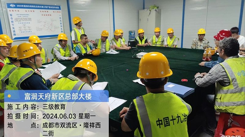 小标题：职场竞争加剧，短期培训应运而生