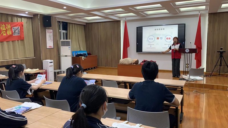 在电工培训中，理论课与实操课的时间分配应遵循以下原则：